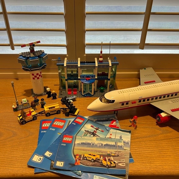 LEGO City Airport Terminal and Passenger Plane Set 3182 Retired - Picture 2 of 16